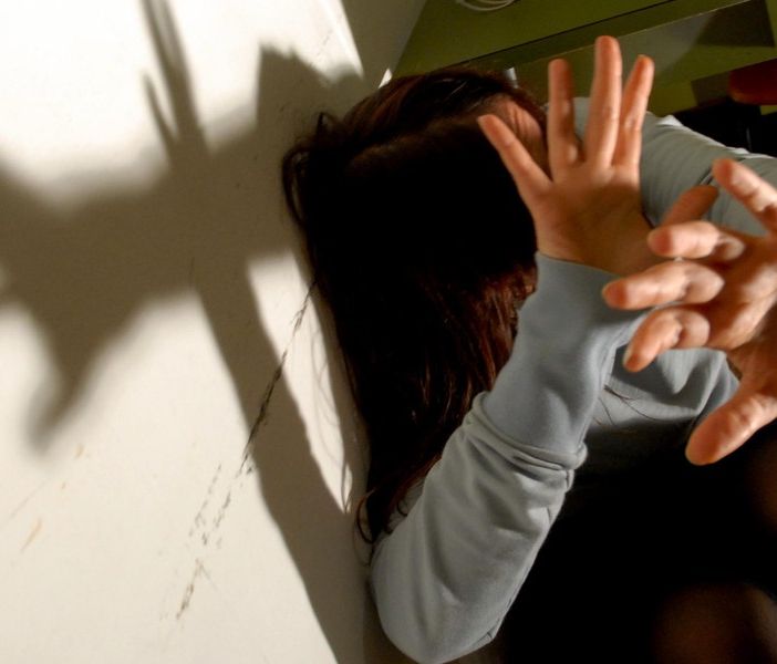 Maltrattava da anni la moglie e i due figli. La polizia dispone l'allontanamento per un 45enne di Busto