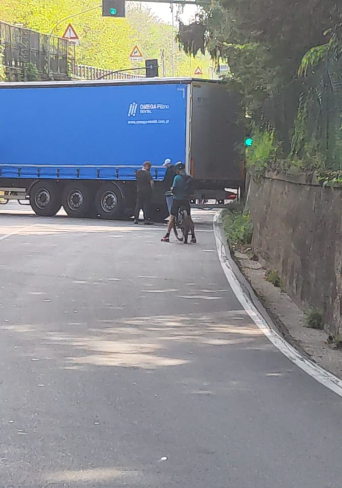 Tir incastrato al ponte per Schianno, viabilità in tilt per ore. Riaperta via Gasparotto