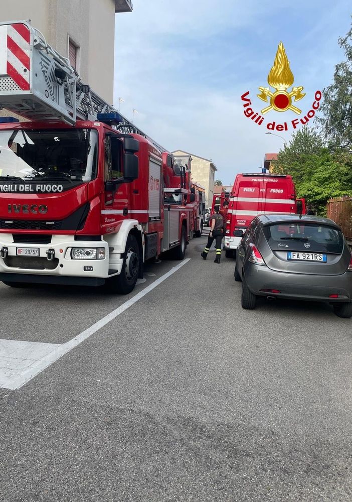 FOTO. Capannone in fiamme a Legnano, titolare e due dipendenti ustionati