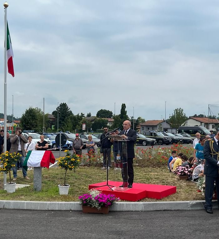 FOTO. Cocquio dedica il nuovo piazzale alla Guardia di Finanza: «Il nostro grazie a chi lotta per la legalità»