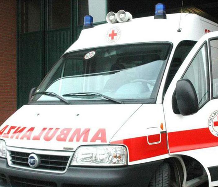 Monossido in auto a Maccagno, uomo salvato da un passante