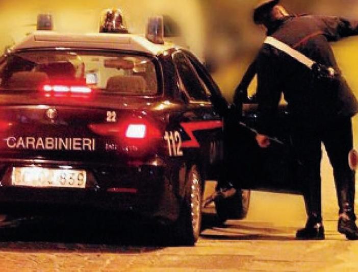 Sale sulla sua auto e trova due uomini che le puntano un coltello e la rapinano: due arresti a Gorla Minore