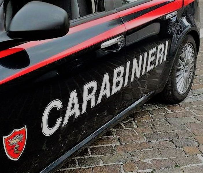 Auto danneggiate in via Maspero: insospettabile anziana scoperta forbici in pugno dai carabinieri