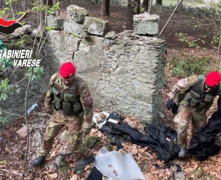 Controlli anti droga anche nei boschi di Malnate e Vedano: trovati due fucili, proiettili e soldi