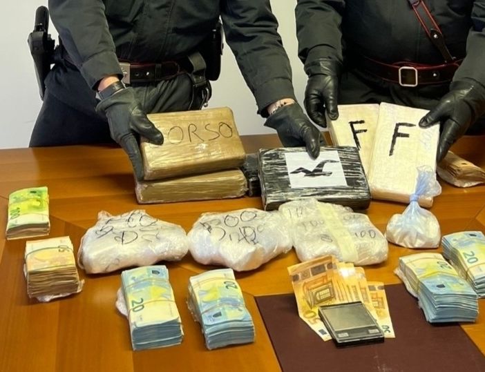 A passeggio con la cocaina per Castellanza. I carabinieri arrestano un uomo con 8 chili di droga
