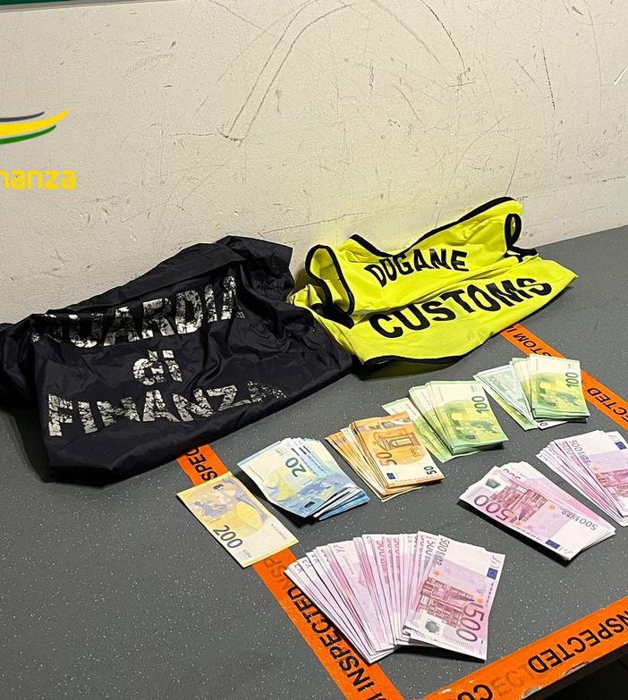 In vacanza con oltre 400mila euro in contanti in valigia: per tre passeggere scoperte a Malpensa scatta il maxisequestro
