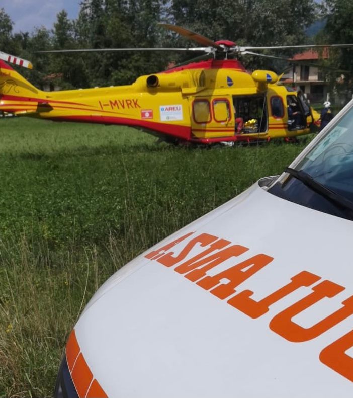 Scontro tra un'auto e due moto a Somma: tre feriti, uno è grave