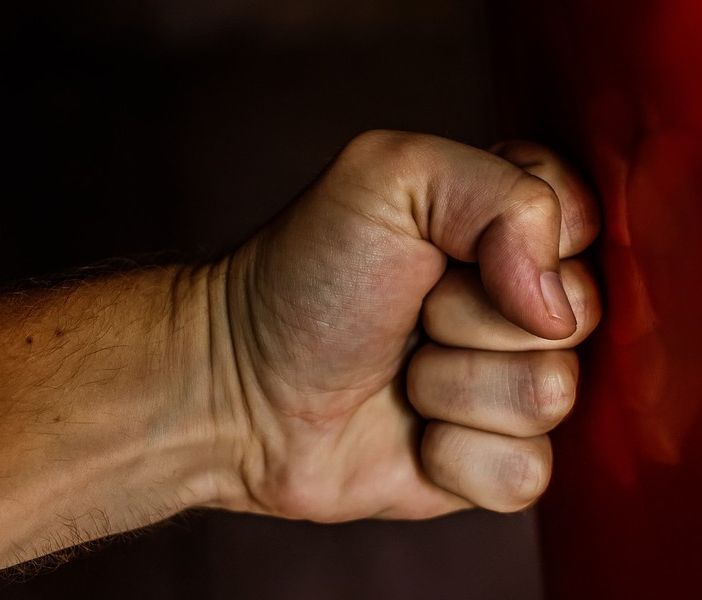 Minacce e aggressioni ai genitori per avere i soldi: un arresto a Castiglione Olona