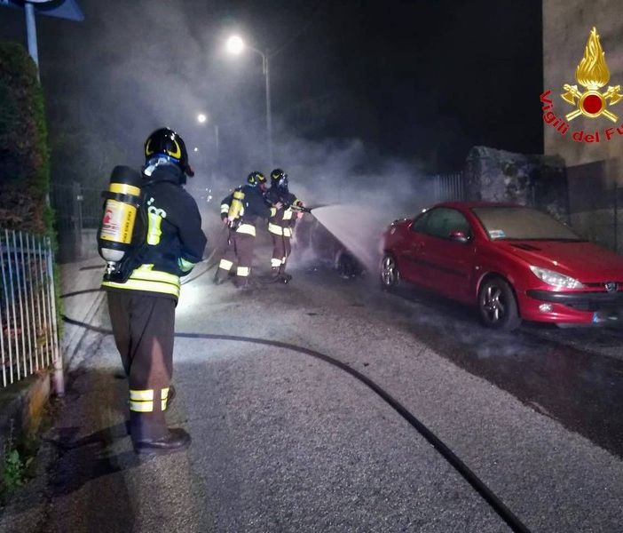 Vandali e piromani contro le auto a Luino: tre persone identificate