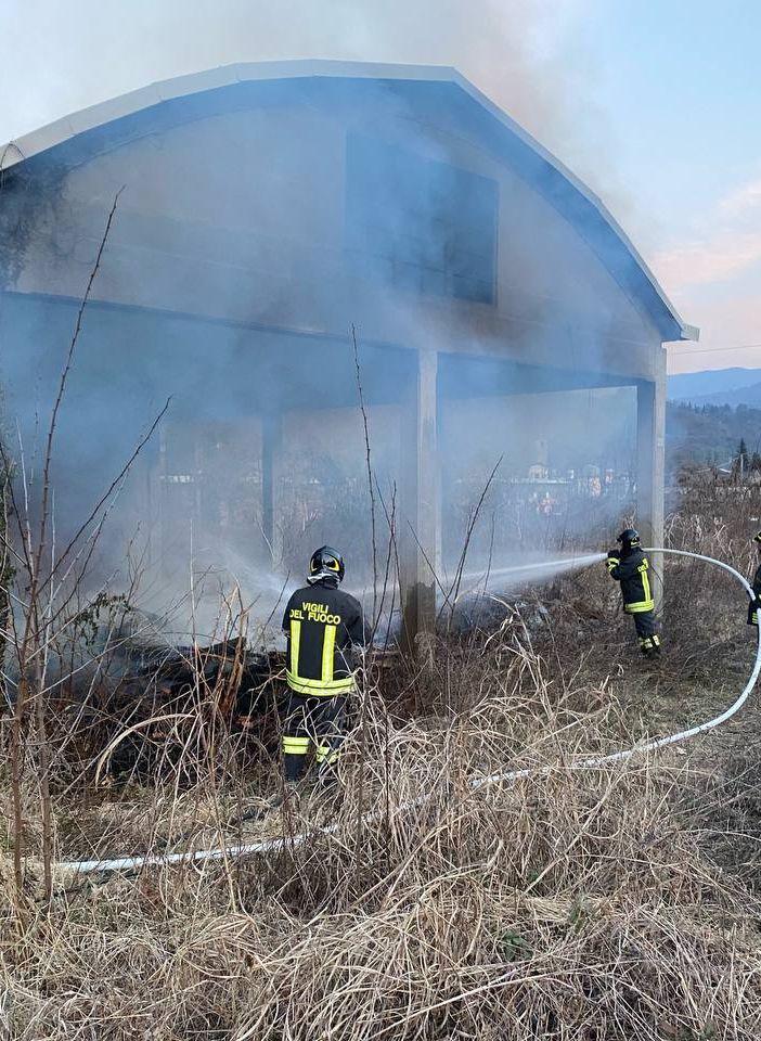 FOTO. Capannone abbandonato in fiamme: a Mesenzana arrivano i vigili del fuoco