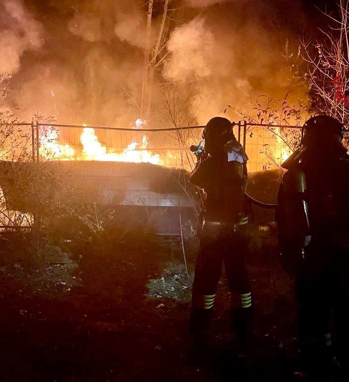 FOTO. Tradate, barca divorata dalle fiamme... nel bosco: incendio spento dai vigili del fuoco