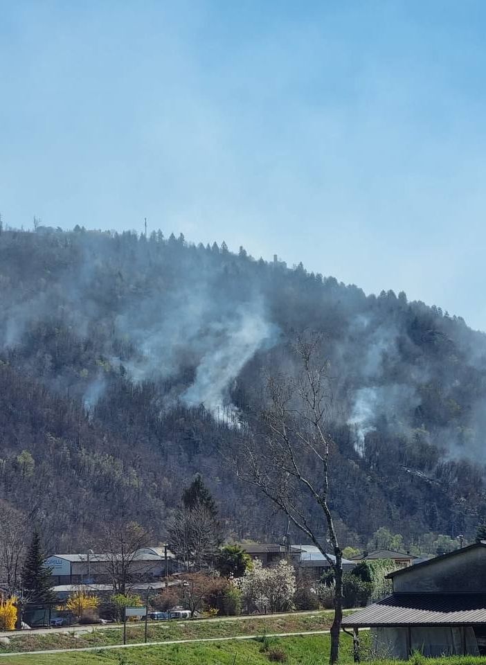 FOTO. Incendio a Montegrino, migliora la situazione: non risultano più fronti attivi. In fumo 40 ettari di bosco