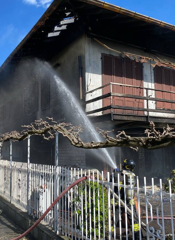 FOTO E VIDEO. Villetta in fiamme a Casalzuigno, intervento in forze dei vigili del fuoco. Il sindaco &quot;soccorre&quot; i vicini di casa