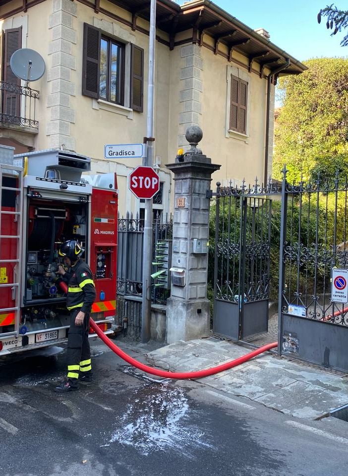 FOTO. Varese, brucia appartamento in via Gradisca: una donna intossicata dal fumo finisce al pronto soccorso