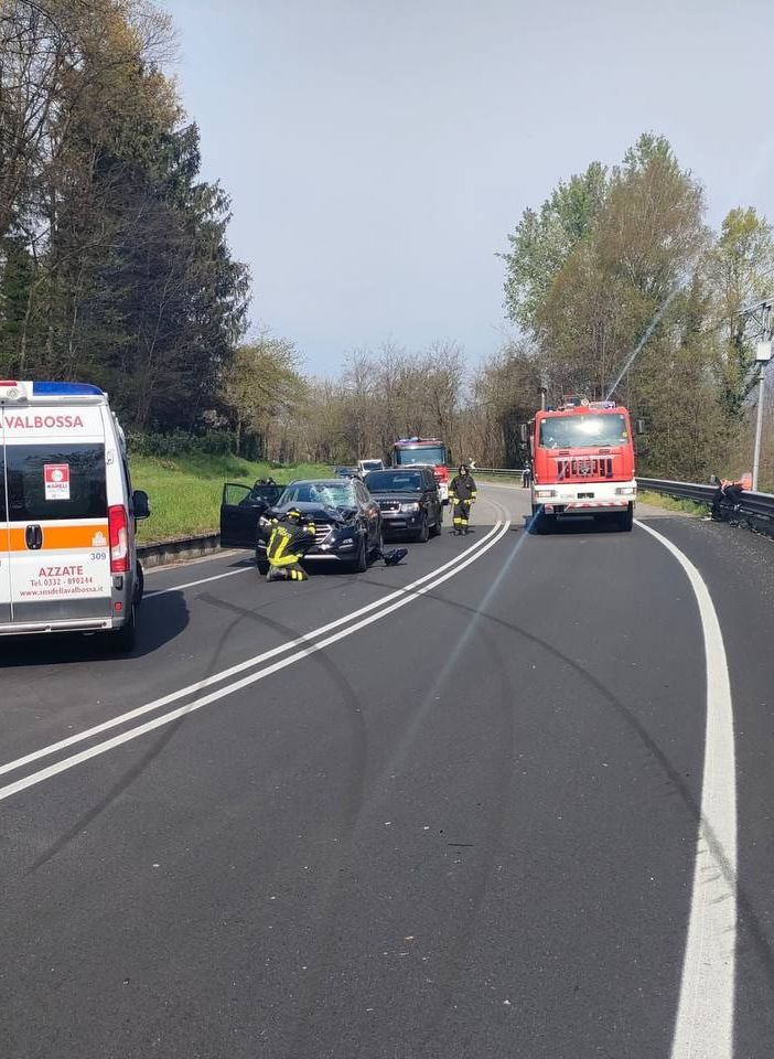 FOTO. Auto con rimorchio si scontra con un'altra macchina sulla Provinciale a Buguggiate: soccorsi una ragazza e un bimbo di 2 anni