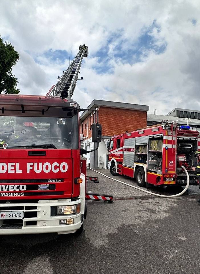 Fiamme in un'officina di Ceriano Laghetto. Incendio e colonna di fumo visibile dal Varesotto