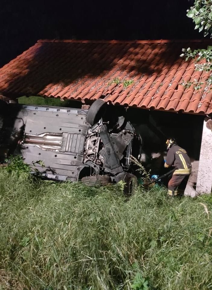 L'auto e i soccorsi in azione