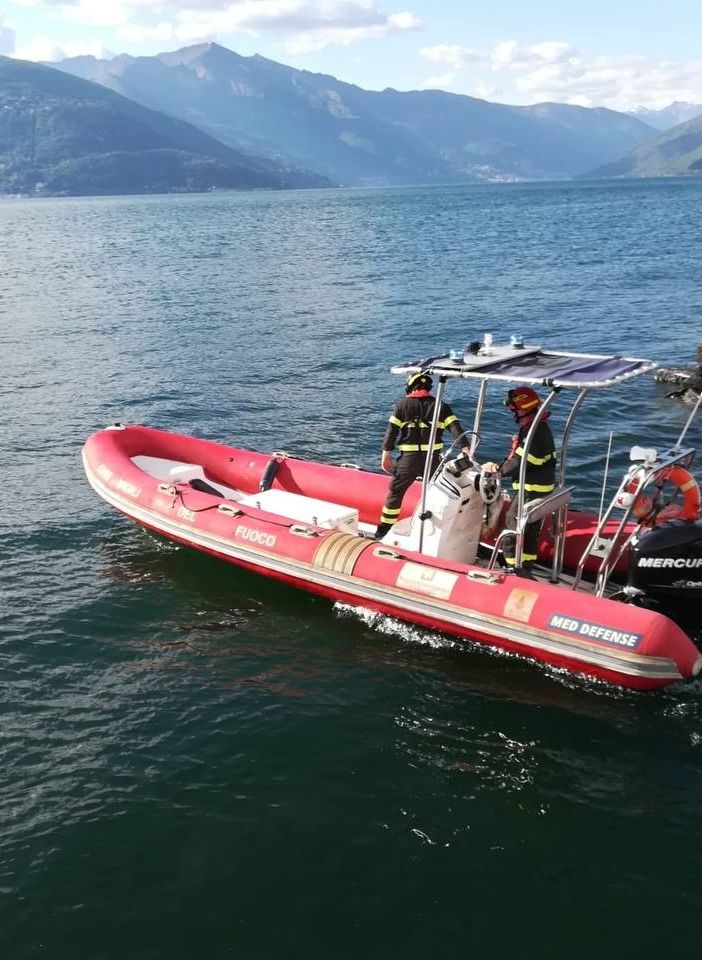 Alla deriva sulle acque del Lago Maggiore: turisti tedeschi salvati dai vigili del fuoco