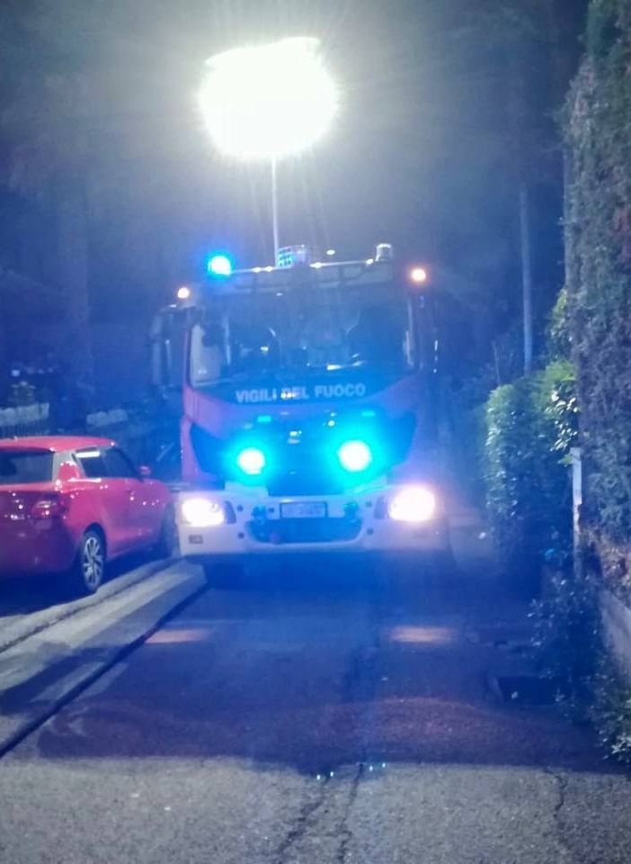 Auto in fiamme nella notte a Luino, è caccia al piromane. I vigili del fuoco evitano che l'incendio si propaghi