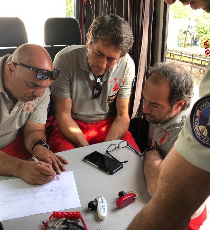 FOTO. Barca ribaltata a Lisanza, ripartite le operazioni per recuperare il relitto
