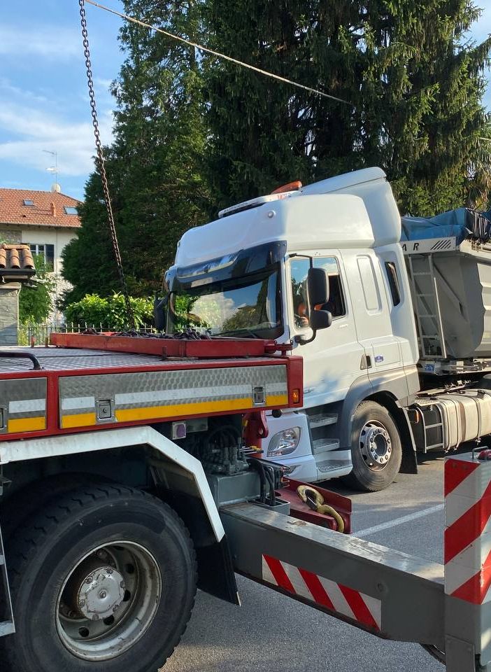 FOTO. Cede il manto stradale, camion &quot;imprigionato&quot; nell'asfalto