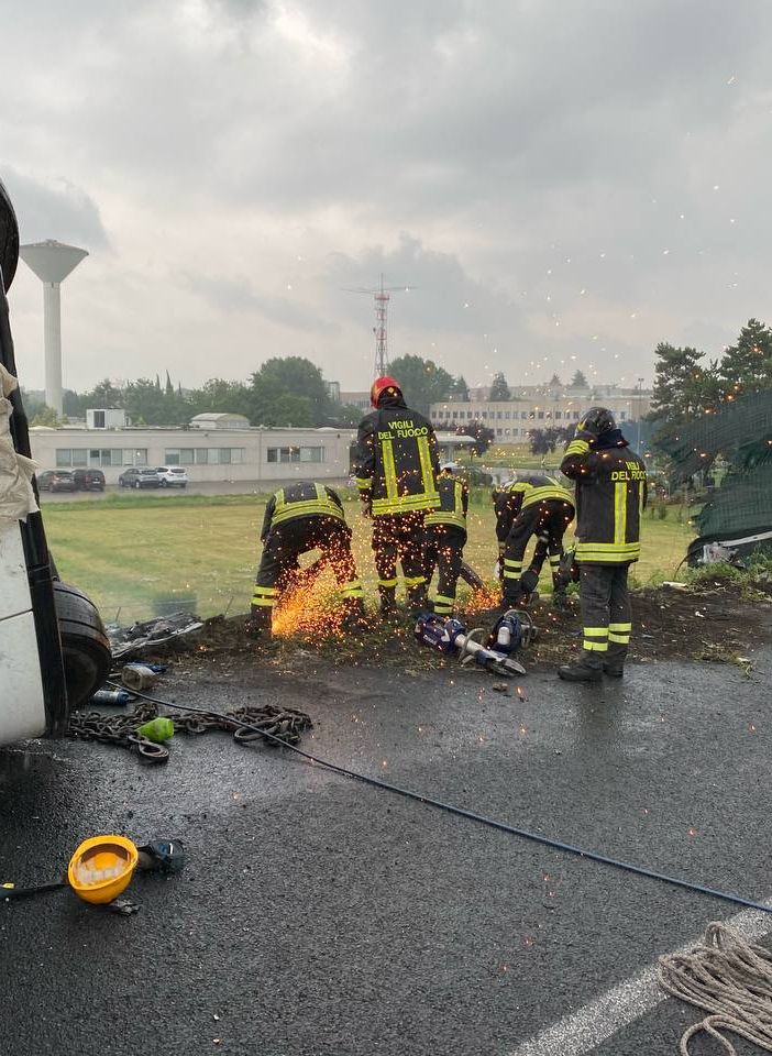 FOTO e VIDEO. Rimosso il camion ribaltatosi in Autolaghi: il raccordo per Malpensa riaperto solo verso Varese