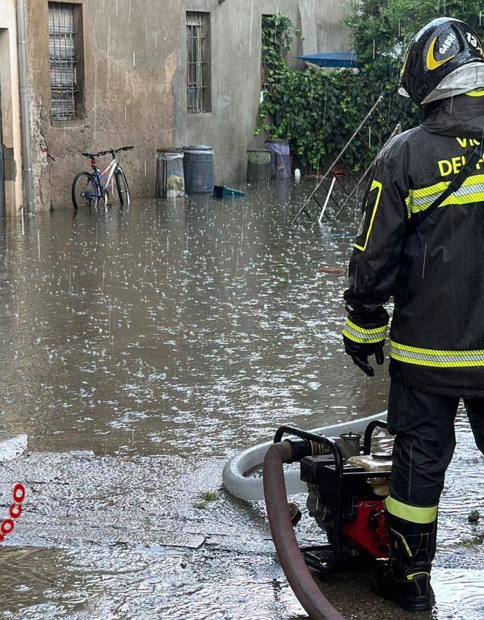 FOTO. Nubifragio colpisce il basso Varesotto. Automobilisti intrappolati nel sottopasso allagato salvati dai vigili del fuoco