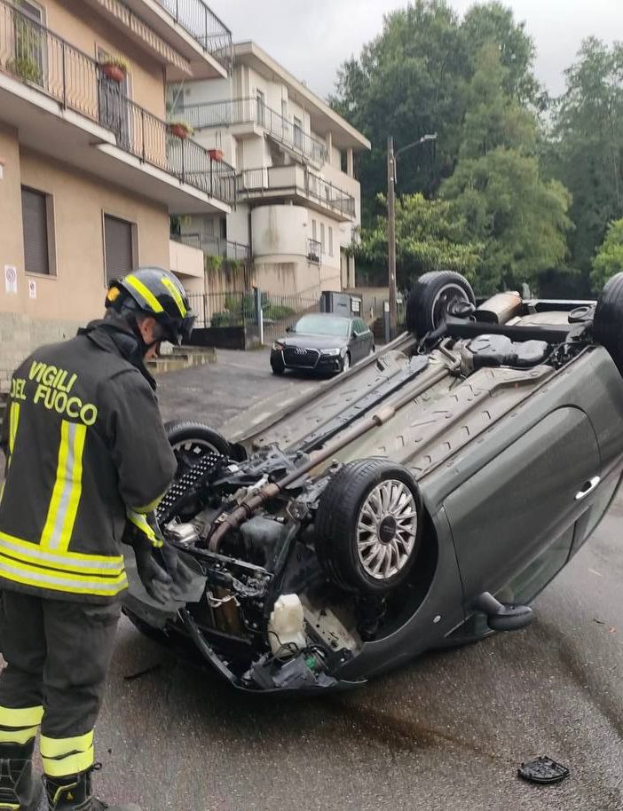 Auto si ribalta ad Azzate, ragazza di 22 anni finisce al pronto soccorso