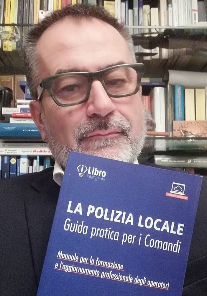 Lo scrittore Emiliano Bezzon con il libro &quot;La Polizia Locale - Guida pratica per i Comandi&quot;