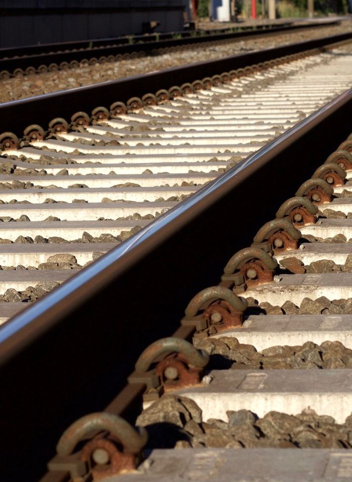 Paura alla stazione di Saronno Sud: «Sassaiola tra i binari. Abbiamo sentito anche uno sparo»