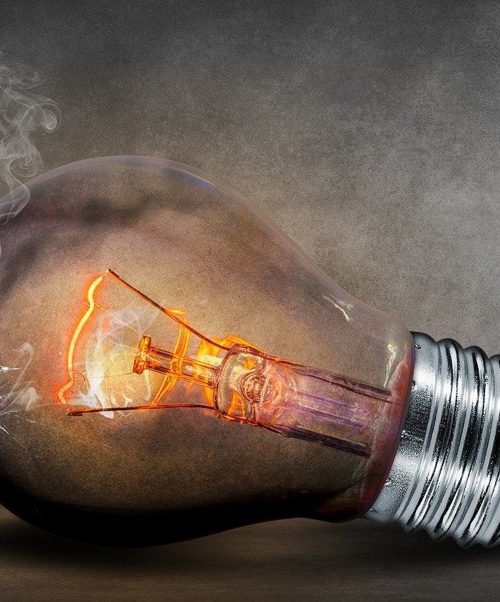Risparmiare sulla bolletta della luce: suggerimenti per la scelta del fornitore