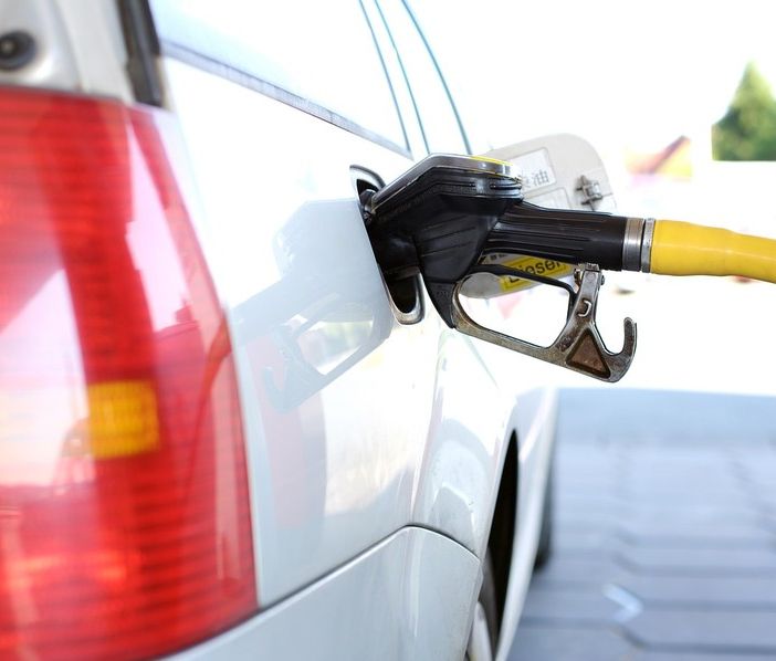 Via libera al bonus benzina contro il caro carburante, ecco come funziona