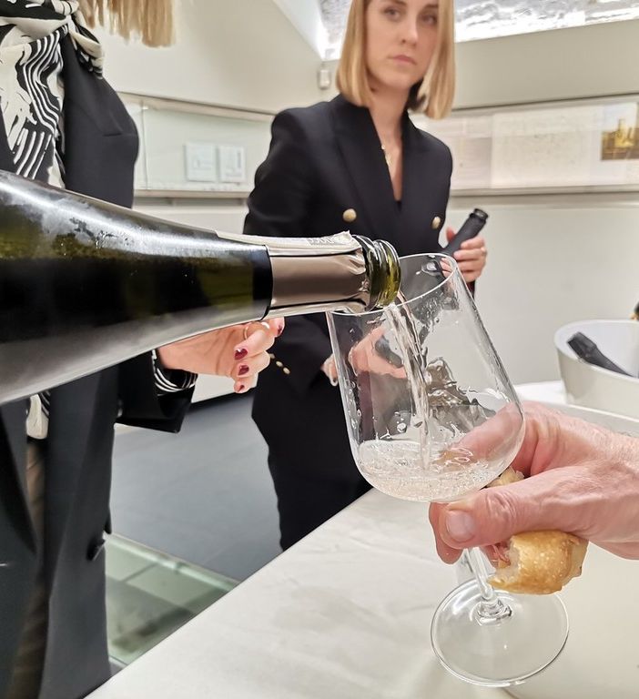 Brindisi di Capodanno e non solo: spumante batte champagne 3 a 1. Nel 2023 salite a 936 milioni le bottiglie di bollicine italiane stappate nel mondo