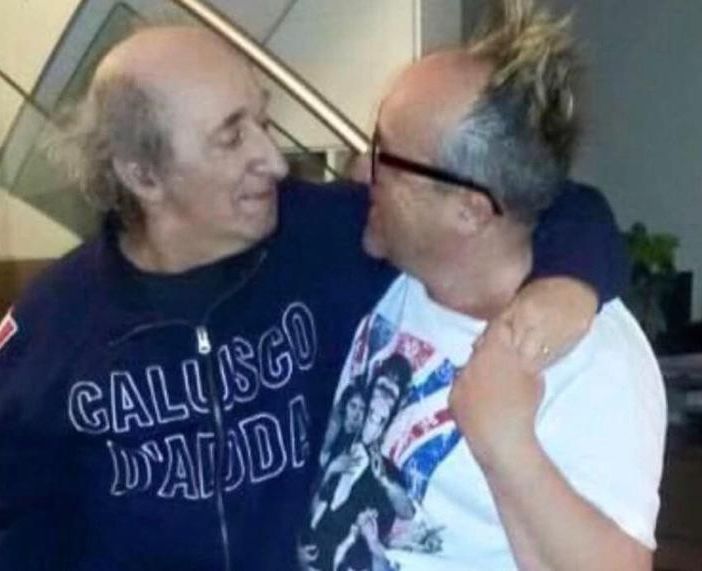 La foto postata da Max Cavallari, abbracciato al suo e al nostro Bruno Arena, prima dell'ultima puntata di Zelig di cui sarà ospite La foto postata da Max Cavallari, abbracciato al suo e al nostro Bruno Arena, prima dell'ultima puntata di Zelig di cui sarà ospite