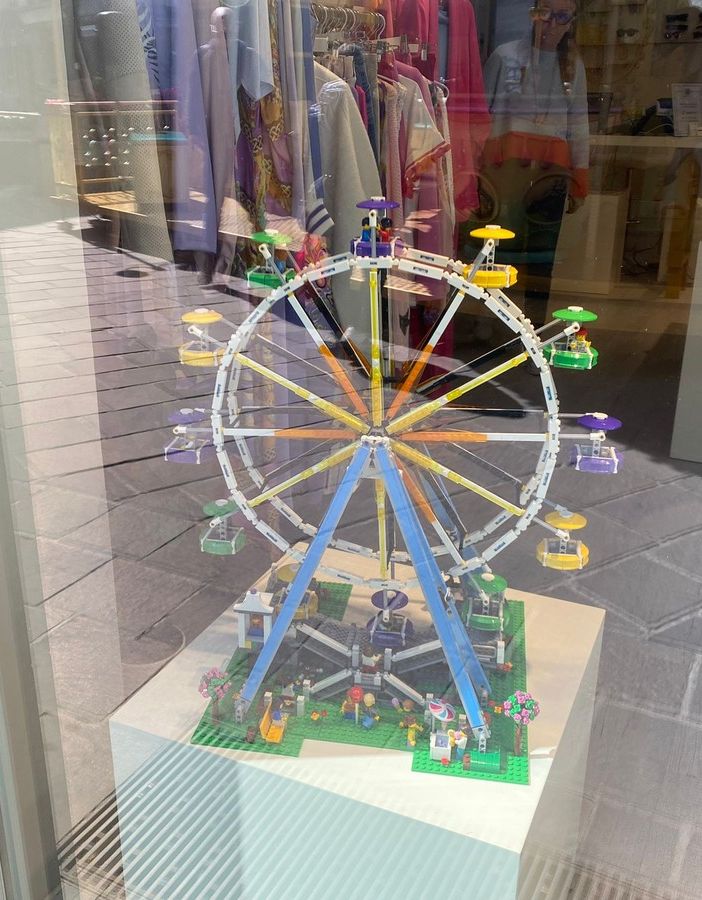 I Lego fioriti nelle vetrine di Busto