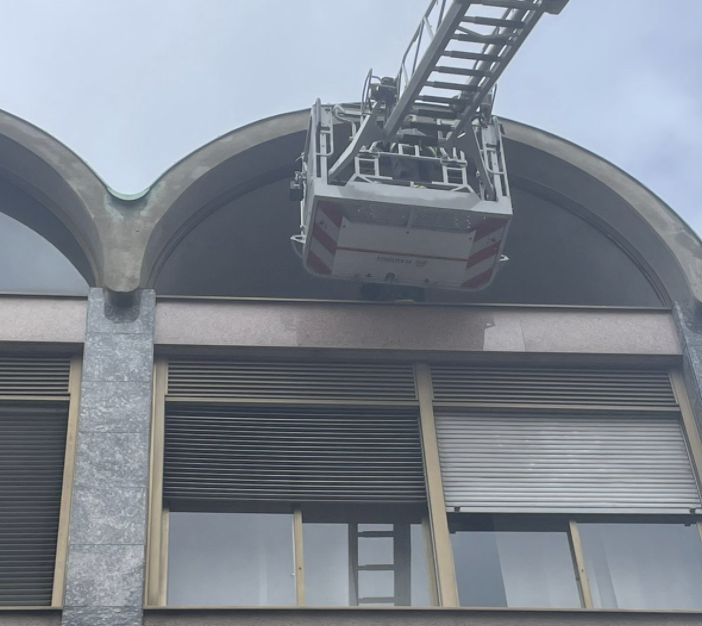 Busto, vigili del fuoco in tribunale per una vetrata pericolante