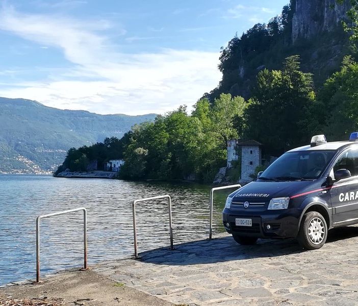 Ferragosto violento sul lago Maggiore: rissa tra giovanissimi a Caldè, arrivano carabinieri ed elisoccorso