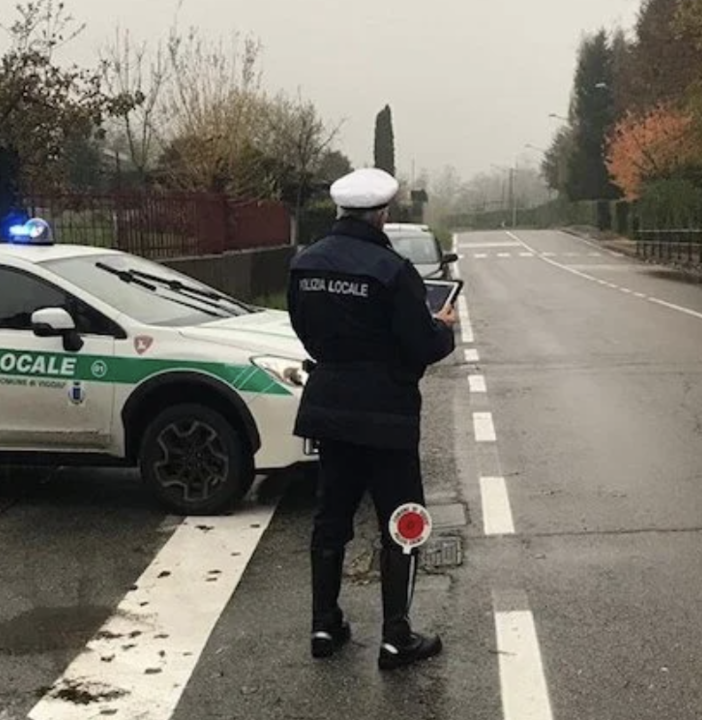 Tampona un'auto, scappa e semina la droga