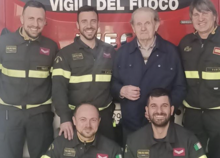 Il signor Adriano Farioli insieme ai suoi salvatori