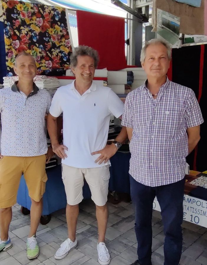 «Venditori di borse in simil pelle». Ambulanti furiosi con il consigliere Binelli: «Ci ha offeso svilendo il nostro lavoro»