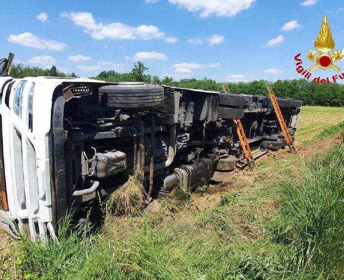 Tradate, camion si ribalta e perde cisterne di acido acetico