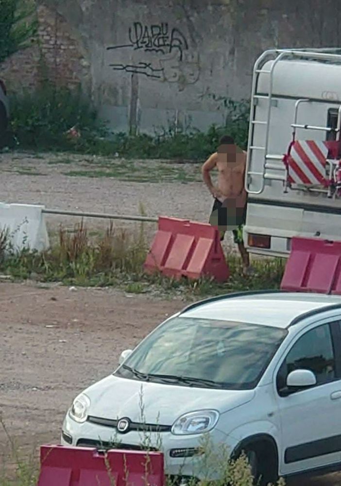 VIDEO. Da mesi vivono nel parcheggio di via Carcano, i residenti di Biumo esasperati