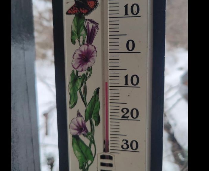 La temperatura registrata al Campo dei Fiori poco fa, attorno alle 9 di sabato 13 febbraio: la colonnina di mercurio segna -9 (foto del nostro lettore Olgher)