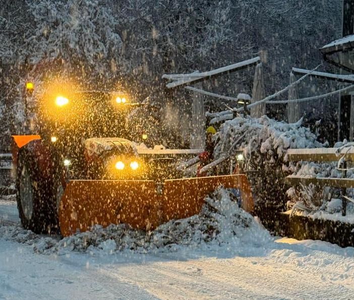 La neve sta cadendo abbondante al Campo dei Fiori: la foto è stata scattata nei pressi della Pensione Irma da Gianluca Bertoni