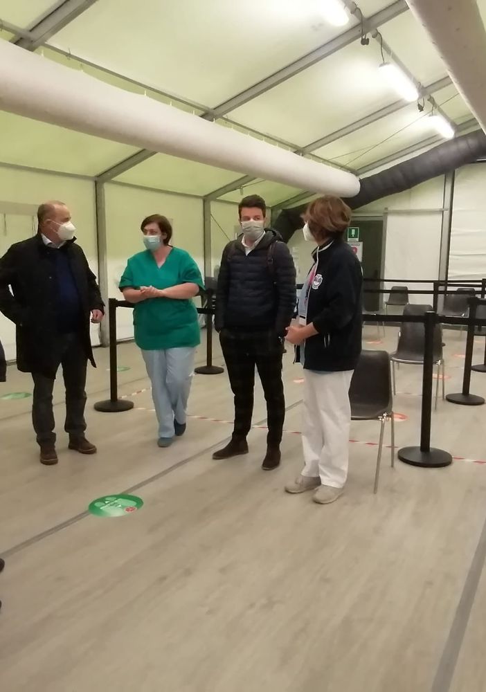 FOTO E VIDEO. Candiani e Galli in visita all'hub della Schiranna: «Ora attivare un centro anche a Tradate»