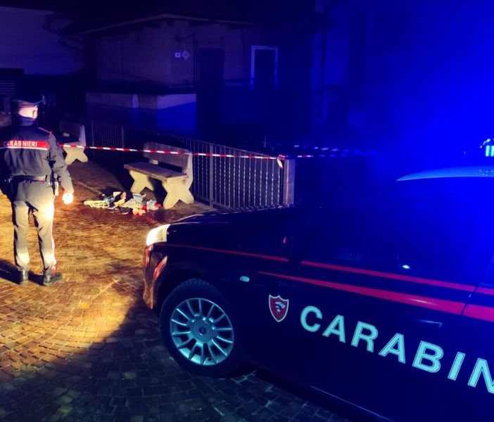 Accoltellato dal figlio sotto casa: è in gravi condizioni