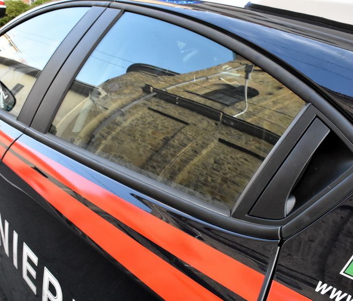 Un'altra follia: strangola la moglie a Genova, poi chiama i carabinieri e inizia a vagare in strada