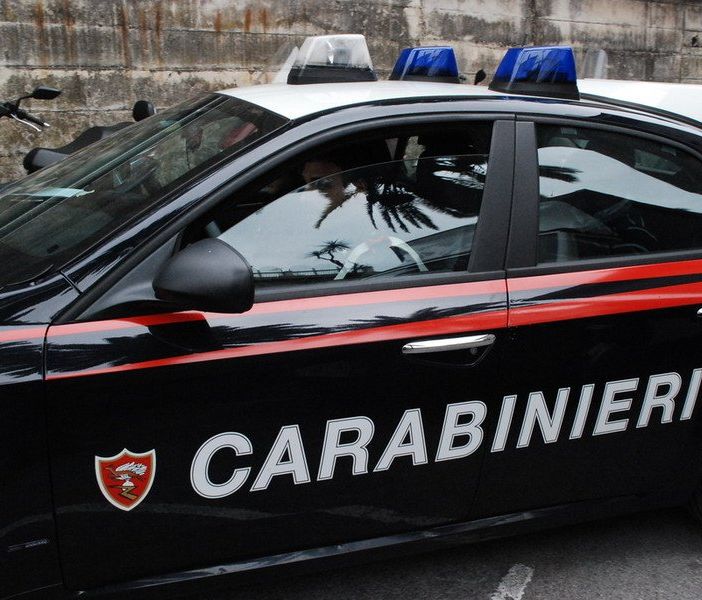 Cerca di uccidere la compagna, poi prova due volte a farla finita lanciandosi dal balcone e da un ponte