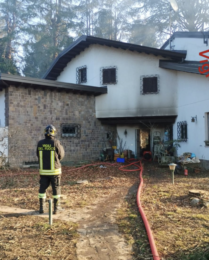 Abitazione in fiamme nel Comasco: muore un uomo, la figlia salvata dai vigili del fuoco