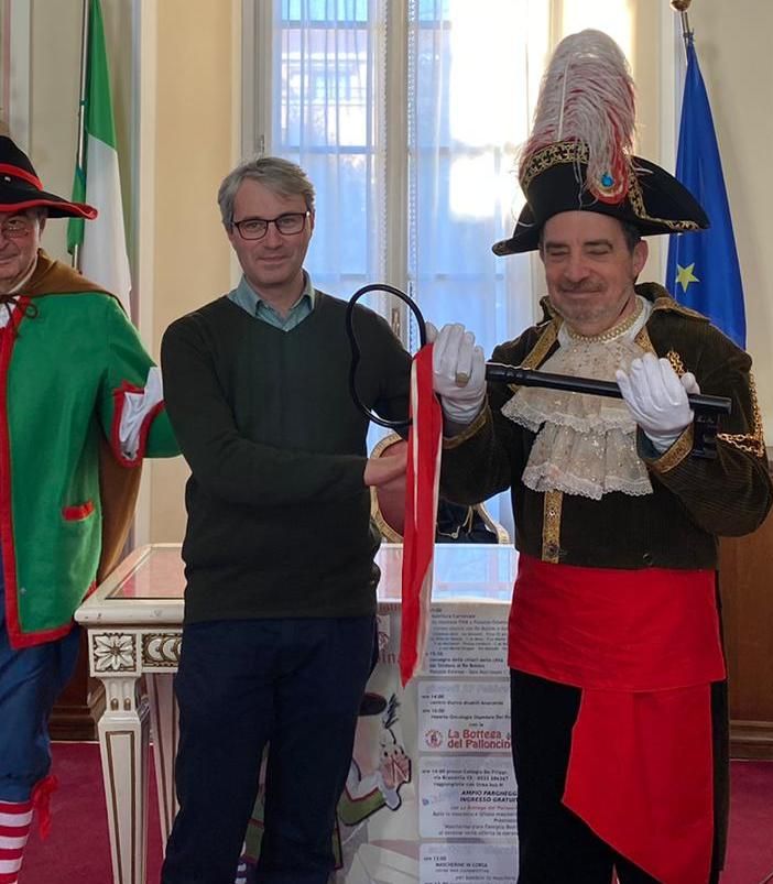 La consegna delle chiavi della città al Re Bosino in una edizione precedente del Carnevale di Varese
